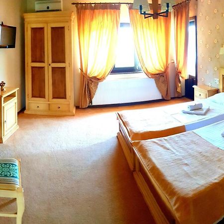 Pensiunea Casa Mircea & Restaurant Ieşelniţa エクステリア 写真