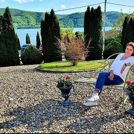 Pensiunea Casa Mircea & Restaurant Ieşelniţa エクステリア 写真