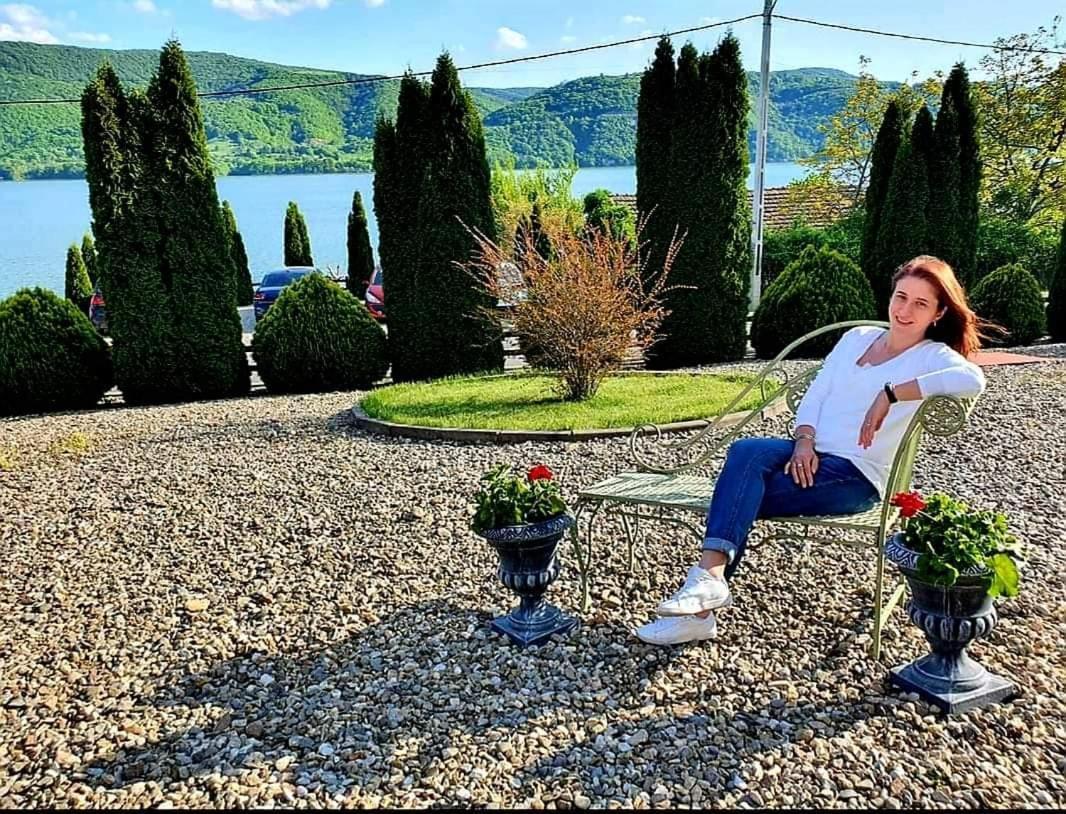 Pensiunea Casa Mircea & Restaurant Ieşelniţa エクステリア 写真