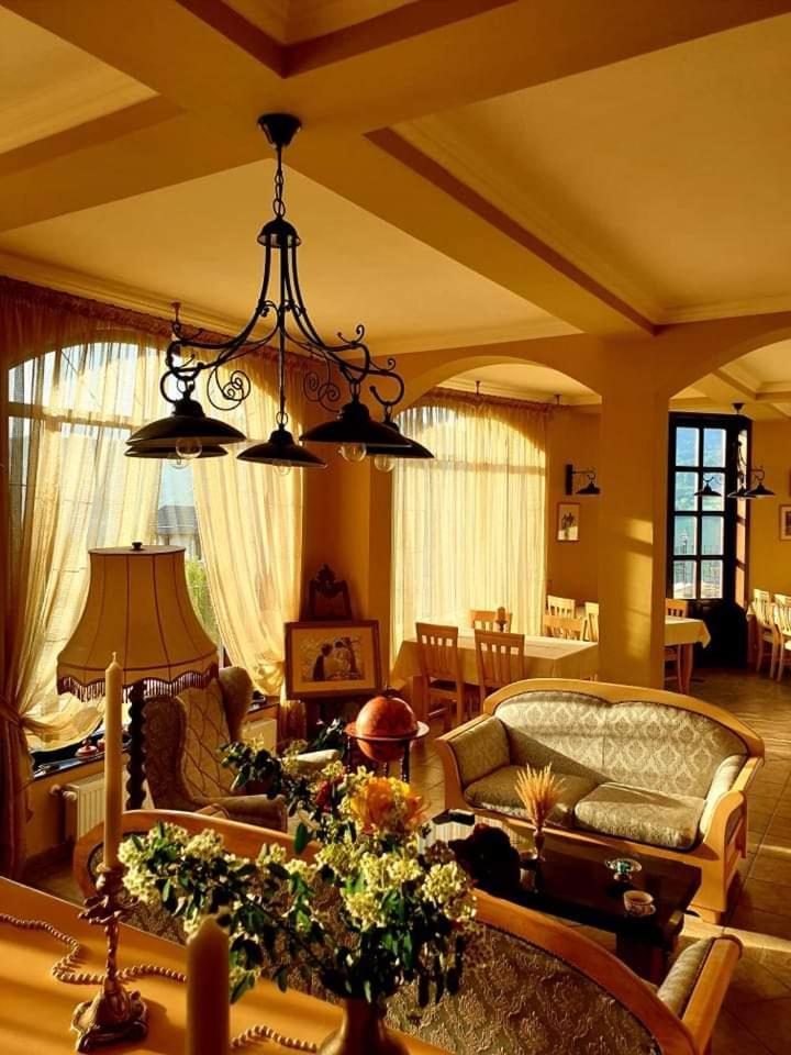 Pensiunea Casa Mircea & Restaurant Ieşelniţa エクステリア 写真