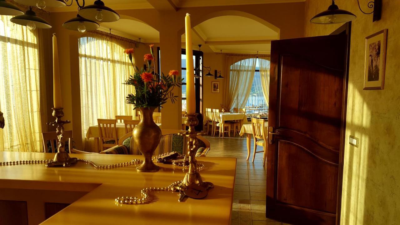 Pensiunea Casa Mircea & Restaurant Ieşelniţa エクステリア 写真